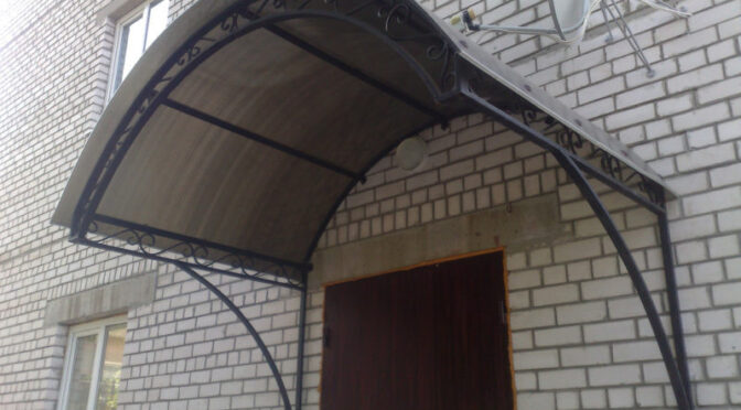 Козырек из поликарбоната с эсементами ковки