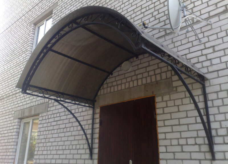 Козырек из поликарбоната с эсементами ковки