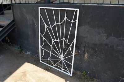 Поставить решетки на окна