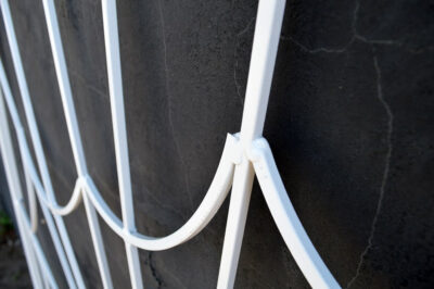 Поставить решетки на окна