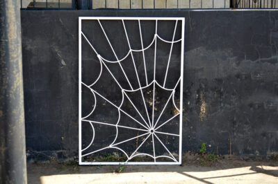 Поставить решетки на окна