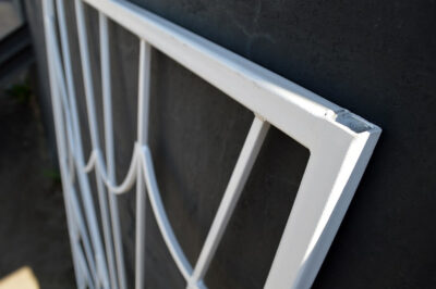 Поставить решетки на окна