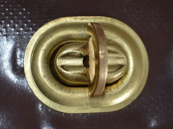 Крепление ПВХ штор с помощью поворотной скобы