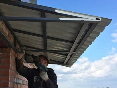 Навес над крыльцом монтаж